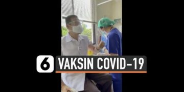 VIDEO: Berani, Dokter 77 Tahun di Jakarta Disuntik Vaksin Covid-19 Sinovac