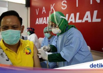 Vaksinasi Corona untuk Guru Dimulai, Jokowi Targetkan Juli Sekolah Tatap Muka