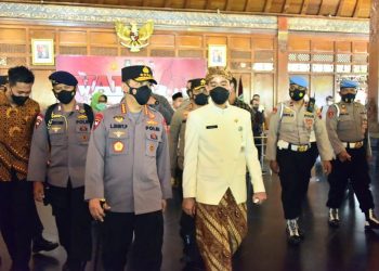 Bareng Wali Kota Solo, Kapolri Tinjau Vaksinasi Dosen-Pemuka Lintas Agama
