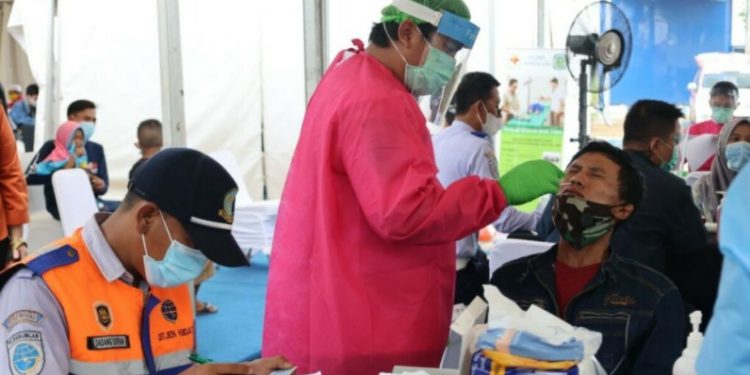 Tim Gabungan Tes Acak Pemudik di 11 Pos Pemeriksaan di Jawa Barat