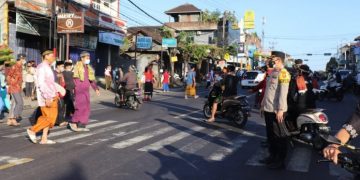 Bersinergi Dengan TNI dan Pam Swakarsa, Kapolres Tabanan Pimpin Pengamanan Sholat Idul Fitri