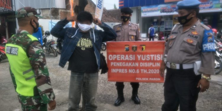 Operasi Yustisi hunting Gabungan Penegakan Disiplin Protokol Kesehatan Dalam Rangka Partisipatoris Dan Perpanjangan PPKM Berbasis Mikro Di Jln depan Pasar Paron .