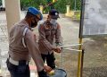 Personil Polsek Patangkep Tutui Disiplin Prokes Dengan Cuci Tangan