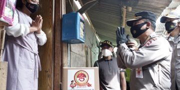 Berbagi Bansos ke Warga Muara Angke, Polri Pesan Patuhi prokes di Tengah Kasus COVID-19 yang Melonjak Tinggi