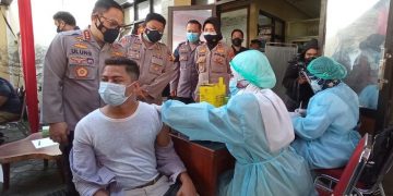 Kantor Polsek di Bandung Dibuka untuk Vaksinasi Massal