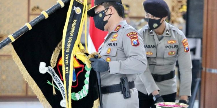 Peringati Hari Bhayangkara, Polda Jatim Gelar Upacara Pencucian Pataka