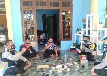 Tiga Bhabinkamtibmas di Kotabaru Berkolaborasi Menyambangi Warga Pastikan Kamtibmas