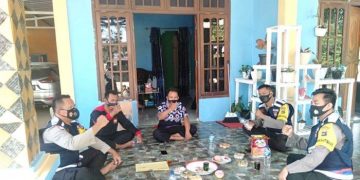 Tiga Bhabinkamtibmas di Kotabaru Berkolaborasi Menyambangi Warga Pastikan Kamtibmas