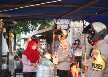 TNI-Polri Salurkan Beras Warga Pemalang Terdampak PPKM Darurat