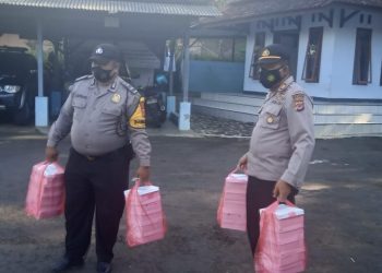 Kanit Binmas Bersama Bhabinkamtibmas Polsek Cisaga Bagikan Nasi Kotak Kepada Warga Terdampak Covid-19 Di Wilayah Hukum Polsek Cisaga