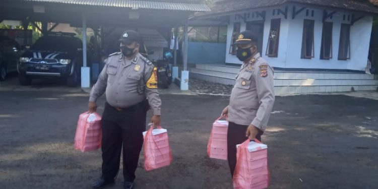 Kanit Binmas Bersama Bhabinkamtibmas Polsek Cisaga Bagikan Nasi Kotak Kepada Warga Terdampak Covid-19 Di Wilayah Hukum Polsek Cisaga