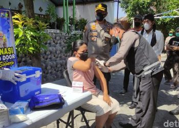 Kejar Target 1.000 per Hari, Polisi di Sidoarjo Vaksinasi Door to Door