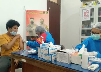 Melalui Gerai Vaksin Presisi TNI POLRI Laksanakan Vaksinasi di Klinik Bhayangkara Polres Klungkung