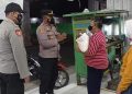 Polri Bagikan Paket Sembako ke Pedagang Kaki Lima yang terdampak PPKM Darurat Level 4