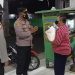 Polri Bagikan Paket Sembako ke Pedagang Kaki Lima yang terdampak PPKM Darurat Level 4