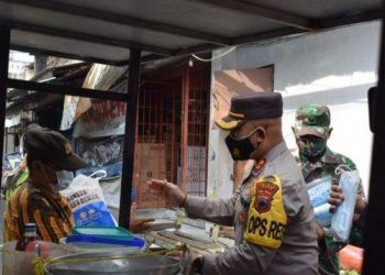 Sosialisaikan PPKM Darurat, TNI-Polri di Demak Datangi Sejumlah PKL dan Berikan Paket Sembako