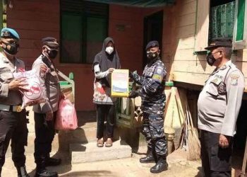 80 Paket Sembako Bantuan TNI-Polri Menghadapi PPKM Diserah Polsek Tanjungpinang ke Warga Penyengat