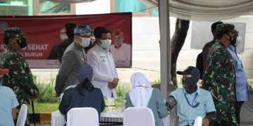 Ridwan Kamil Dampingi Kapolri dan Panglima Tinjau Vaksinasi Massal Buruh