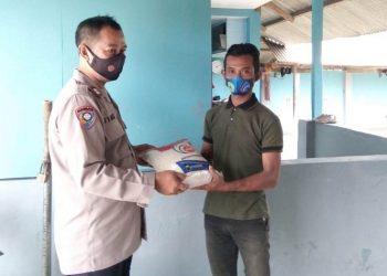Polri Tak Kenal Lelah Salurkan Bansos Sembako ke Rumah Warga