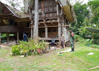 Bhabinkamtibmas bersama satgas Covid-19 Menyalurkan Bantuan Sembako