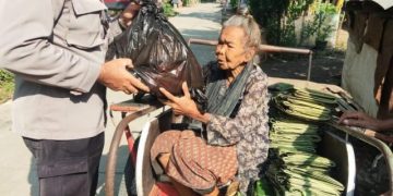 Cara Unik, Alih-Alih Berikan Sanksi Polisi Malah Berikan Sembako dan Masker di Pekalongan