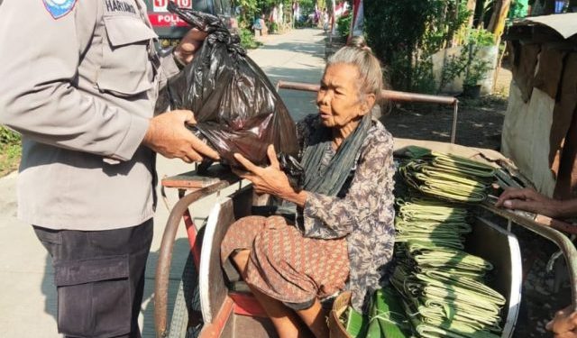 Cara Unik, Alih-Alih Berikan Sanksi Polisi Malah Berikan Sembako dan Masker di Pekalongan