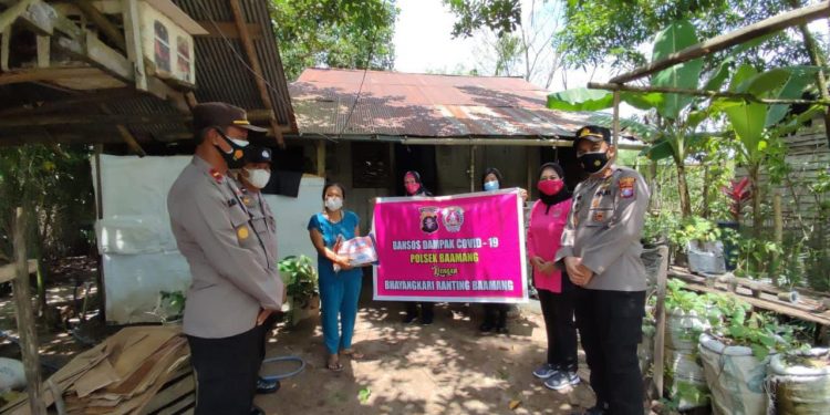 Kapolsek Baamang Bagikan Bansos Kepada Warga Yang Terdampak COVID-19
