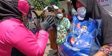 Ketua Dan Wakil Ketua Bhayangkari Polda Metro Jaya  Bagikan Sembako di Kemayoran