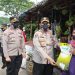 Personel Polres Serang Membagikan Bansos Kepada Pedagang Pasar Banjarsari