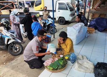 Polisi Patroli Sambil Bagikan Bansos Beras Ke Pedagang Kaki Lima Terdampak PPKM