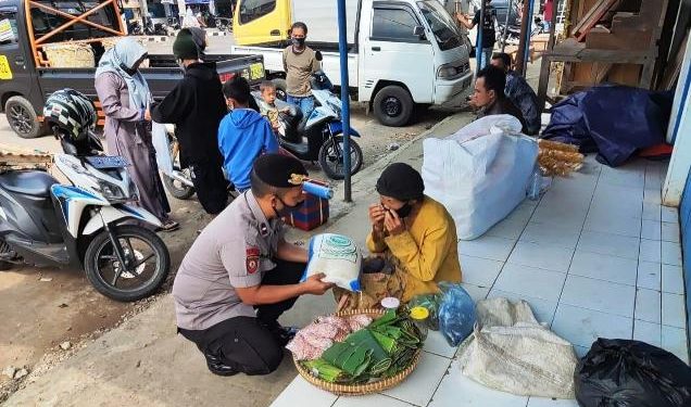 Polisi Patroli Sambil Bagikan Bansos Beras Ke Pedagang Kaki Lima Terdampak PPKM