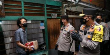 Polri dan BEM Jakarta Distribusikan Bantuan untuk Mahasiswa Perantauan di Kwitang