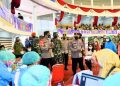 Tinjau Vaksinasi di Kaltim, Kapolri Minta Warga Bersedia Dirawat di Tempat Isolasi Terpusat