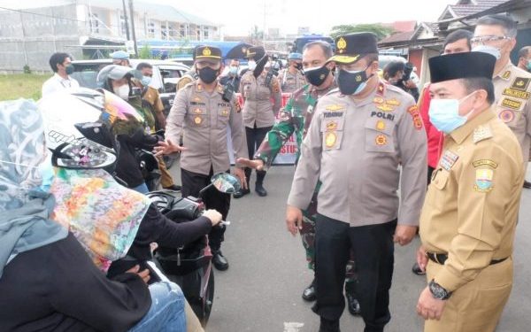 Wakapolda dan Forkopimda Jambi Laksanakan Pengecekan PPKM Level 4 di Pos Penyekatan Pintu Masuk Kota Jambi