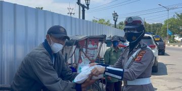 Polisi tak kenal lelah bagikan Bansos ke puluhan Abang Becak Dimasa PPKM