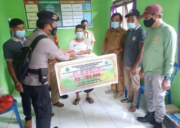 Aipda Sidik.R Laksanakan Pengawasan Dan Pengamanan BLT DD Di Balai Desa Sei Ahas