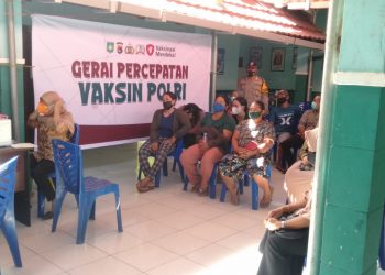 Bhabinkamtibmas Polsek Rhee Dampingi Warga Binaan Untuk Vaksinasi