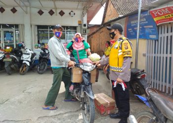 CEGAH PENYEBARAN COVID-19, POLSEK TALANG UBI LAKSANAKAN PEMBAGIAN MASKER KEPADA WARGA SERTA MENGHIMBAU PENTINGNYA PROTOKOL KESEHATAN