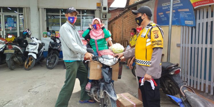 CEGAH PENYEBARAN COVID-19, POLSEK TALANG UBI LAKSANAKAN PEMBAGIAN MASKER KEPADA WARGA SERTA MENGHIMBAU PENTINGNYA PROTOKOL KESEHATAN