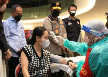 Kapolda Jatim tinjau vaksinasi dan penerapan aplikasi PeduliLindungi 