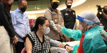 Kapolda Jatim tinjau vaksinasi dan penerapan aplikasi PeduliLindungi 