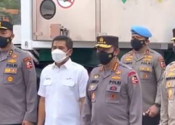 Kapolri Serahkan Bantuan Isotank untuk Penanganan Covid-19 di Tanjung Priok