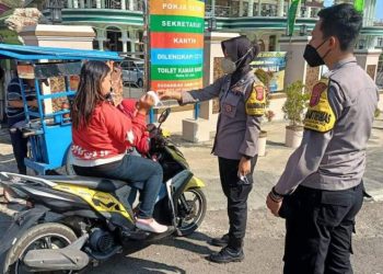 Lindungi Warga dari Covid-19, Polisi Bagikan Masker Gratis Ditengah PPKM