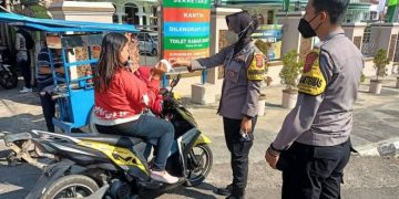 Lindungi Warga dari Covid-19, Polisi Bagikan Masker Gratis Ditengah PPKM