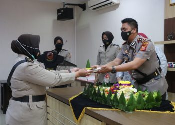 Masa PPKM Level 3, Polsek Selajambe Polres Kuningan Rutin Salurkan Bansos
