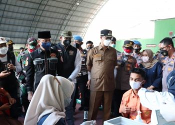 Ratusan Pelajar Bukittinggi Divaksin, Kapolda Sumbar Langsung Tinjau