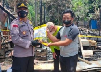 Kapolsek BKota Besi Berikan Bansos Terhadap Warganya