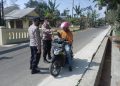 Perangi Covid-19, Polisi bagikan masker di jalan Desa Rawa ditengah PPKM
