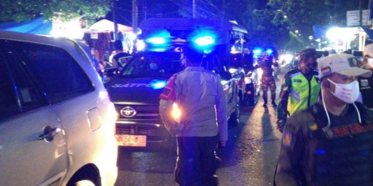 Polisi Cek Prokes di Kawasan Islamic Center Koja