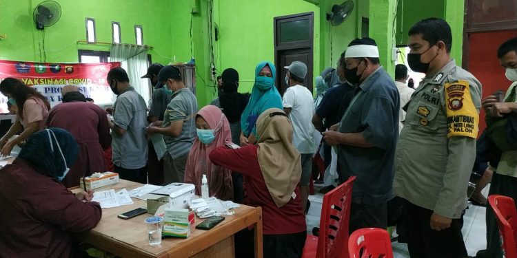 Polsek Paloh Memberikan Pelayanan Dan Pengamanan Vaksinasi Digerai Vaksin TNI-Polri